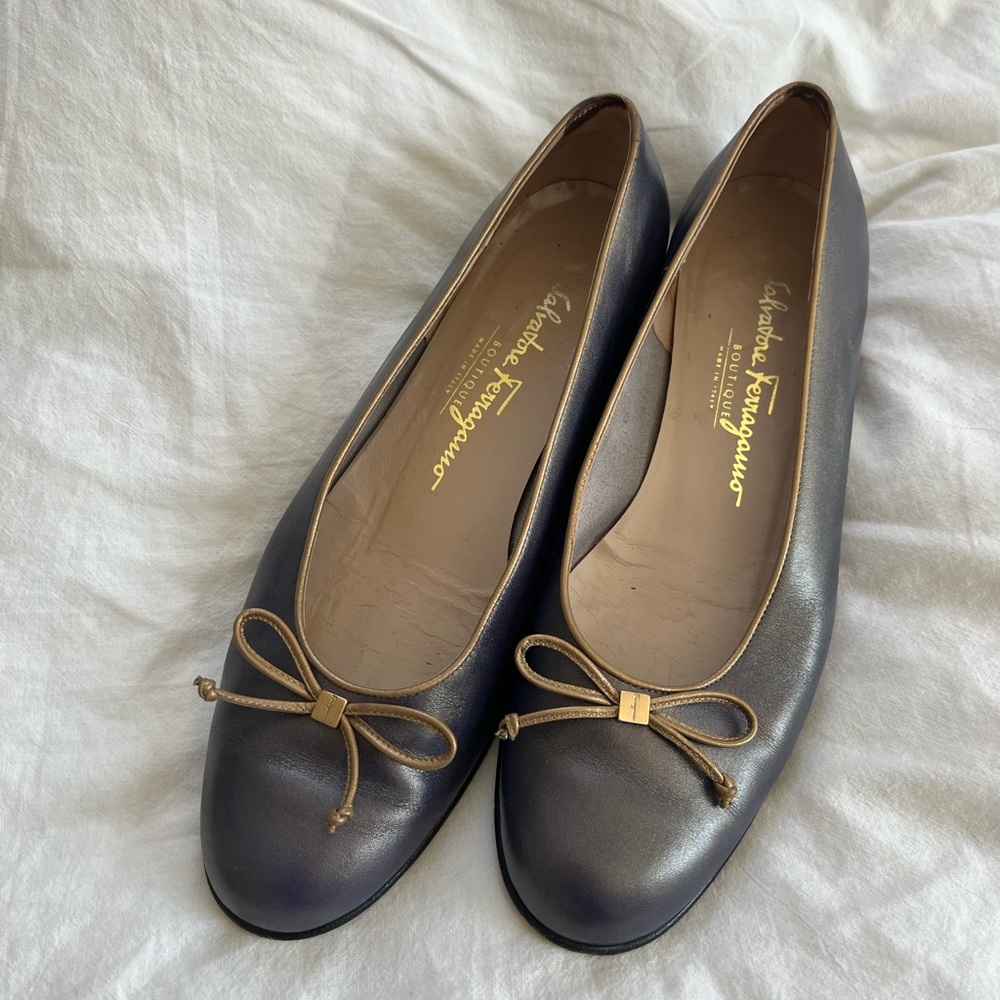 Ferragamo made in Italy flats 

Flaws reflected in price
